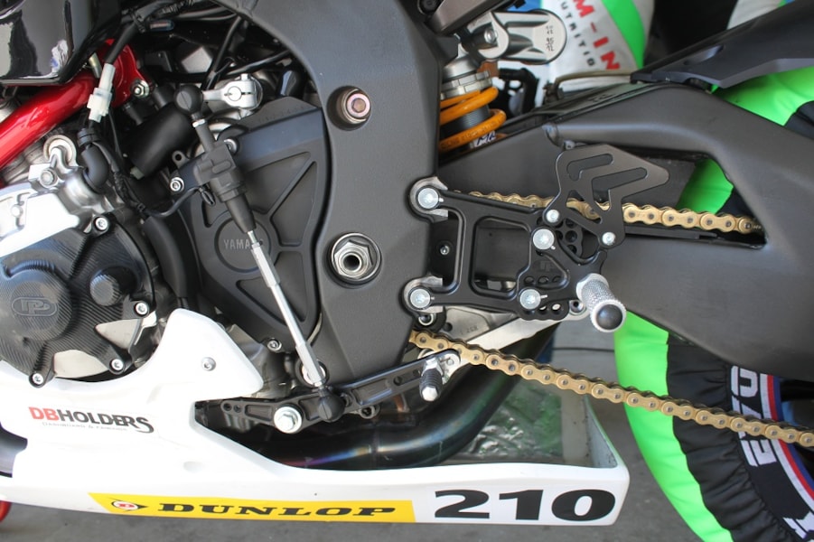 09-rearset-yamaha-r1-revers-shifting