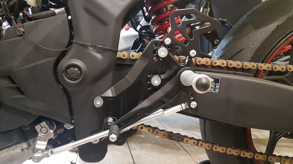 4-Yamaha_R3_footrest