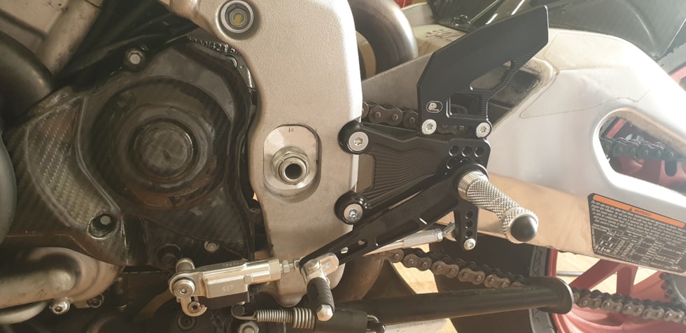 Aprilia_RSV4_2020_rear_set