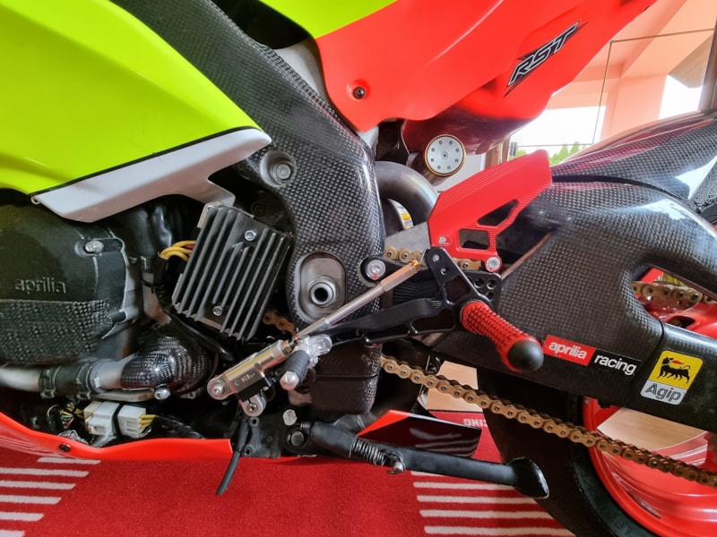 RSV4_rear_set_2018