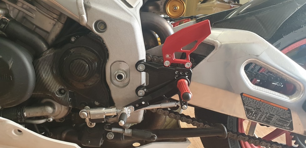 Rear_set_RSV4_2018