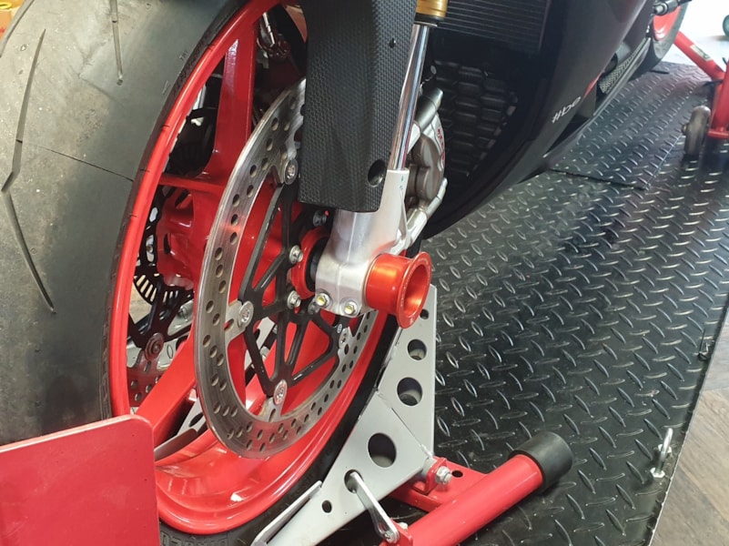 front_axl_sliders_RSV4