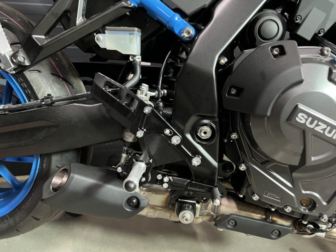 Nové stupačky Suzuki GSX-8S (2023-)