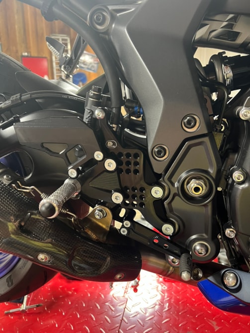 Nové stupačky Yamaha R7 (2021-)