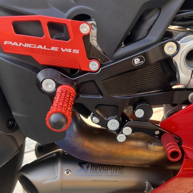 Stupačky na závodní motorku: proč na nich záleží