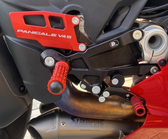 Stupačky na závodní motorku: proč na nich záleží