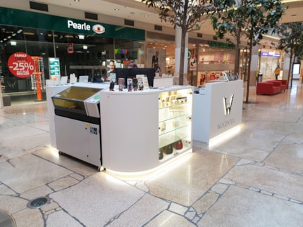 kiosek WOGENFELS GMBH, PLUSCITY - Pasching, Rakousko