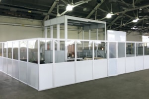 Bezpečnostní oplocení výrobní zóny s uzavřeným boxem.