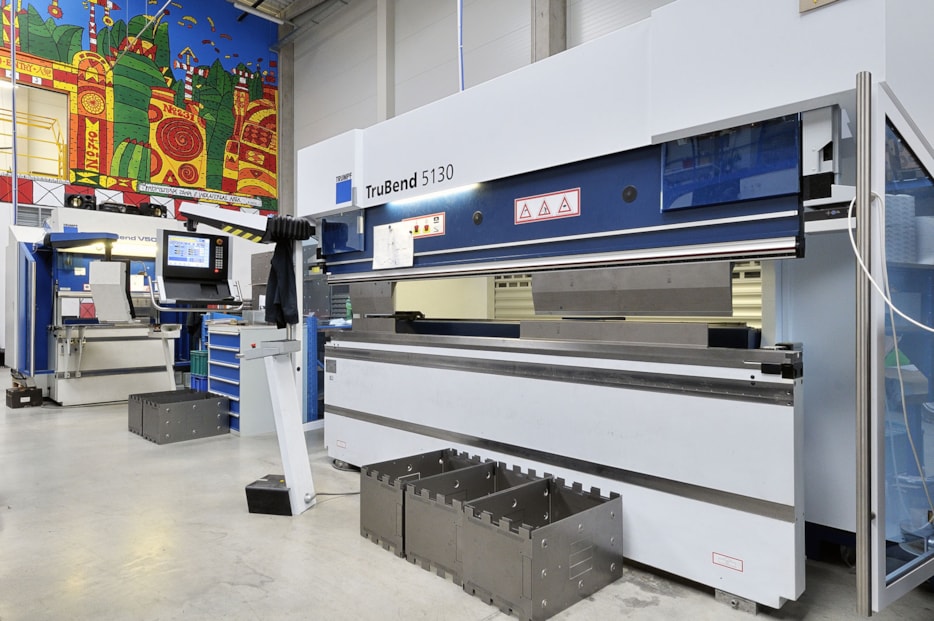 Výroba průmyslových skříní EMKO Case na ohraňovacím lisu.