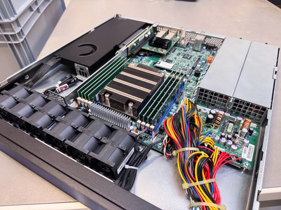 Widok wnętrza komputera przemysłowego z zainstalowanymi komponentami i okablowaniem.