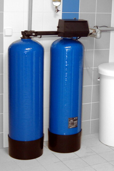 Duplexový změkčovač instalovaný v technické místnosti