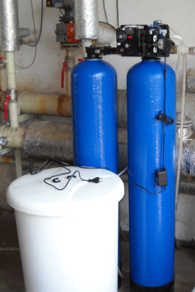 Duplexový změkčovač instalovaný v technickém provozu