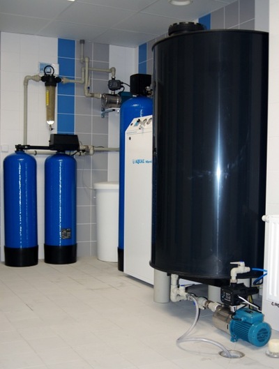 Moderní stanice pro úpravu vody v laboratoři včetně předúpravy a zásobní nádrže