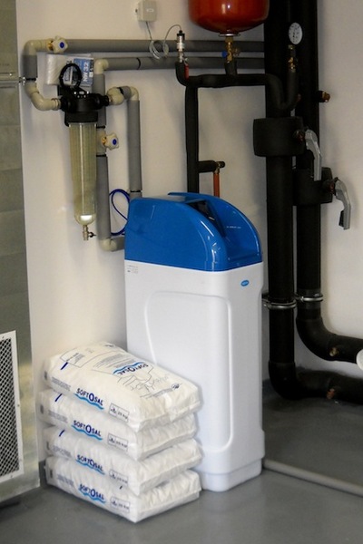 Změkčovač AQ-K-30 instalovaný v technické místnosti