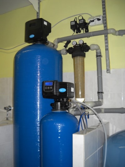 Změkčovač s odželezňovačem instalovaný ve stísněných prostorách