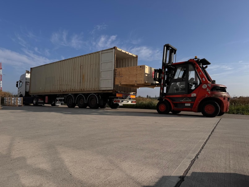 Nakláda a vykládka kontejnerů, manipulace, přeprava a skladování