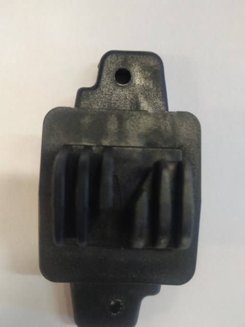 Izolátor průběžný (2 otvory)