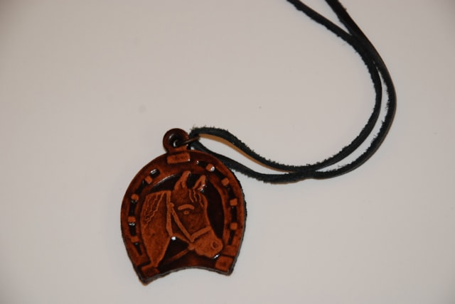 Přívěšek kožený /podkova s hlavou koně/ s kůží na