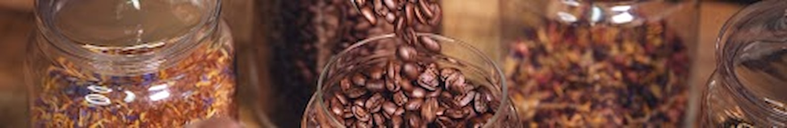 Špeciálne ponuky mesiaca na čerstvo praženú kávu arabica a prémiové sypané čaje.