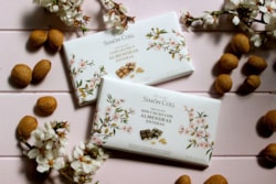 SC Hořká čokoláda s mandlemi 200 g.