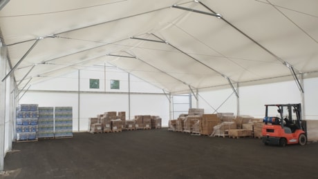 Isolierte Zelthallen