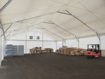 Isolierte Zelthallen