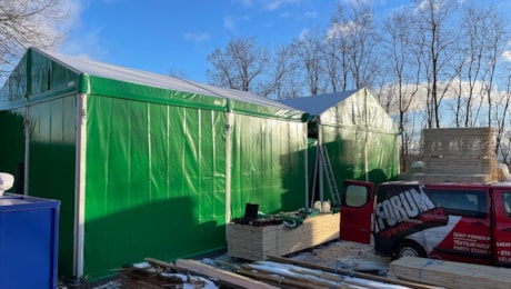 Zelte, die zu einem „L“ verbunden sind