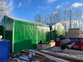 Zelte, die zu einem „L“ verbunden sind