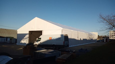 Bauvorbereitung der Fundamente für die Zelt Halle