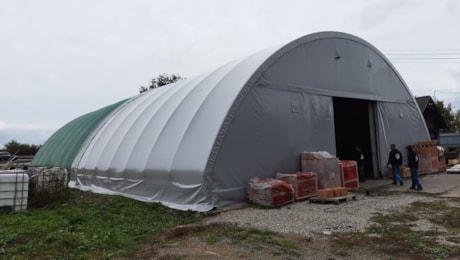 Austausch der Dachplanen von Bogenhallen