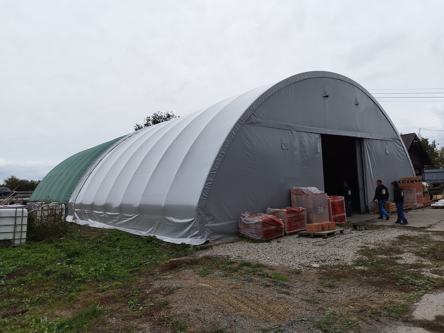 Austausch der Dachplanen von Bogenhallen