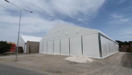 3000 m² überdachte Lagerfläche!