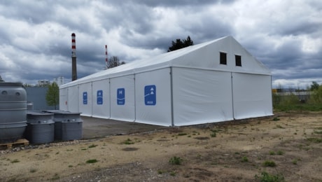 Planehalle mit Aufdruck