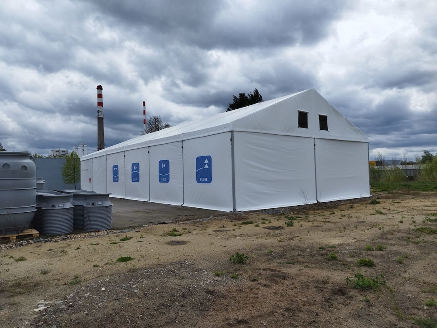 Planehalle mit Aufdruck