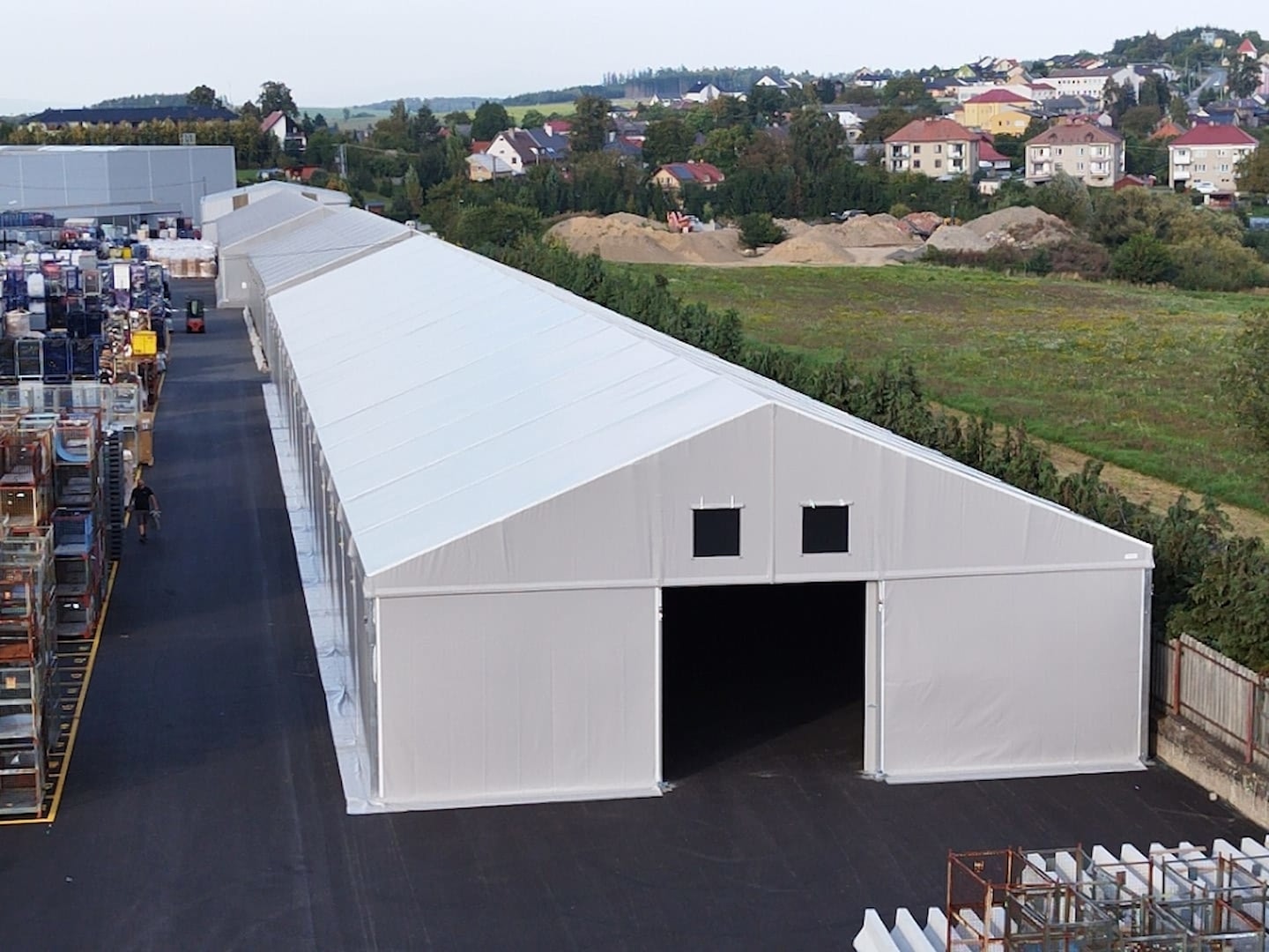 Tri plátnené haly sú pekne zoradené za sebou.