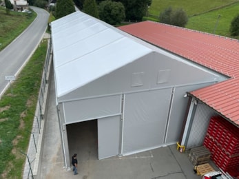 Zelthalle auf begrenztem Raum!