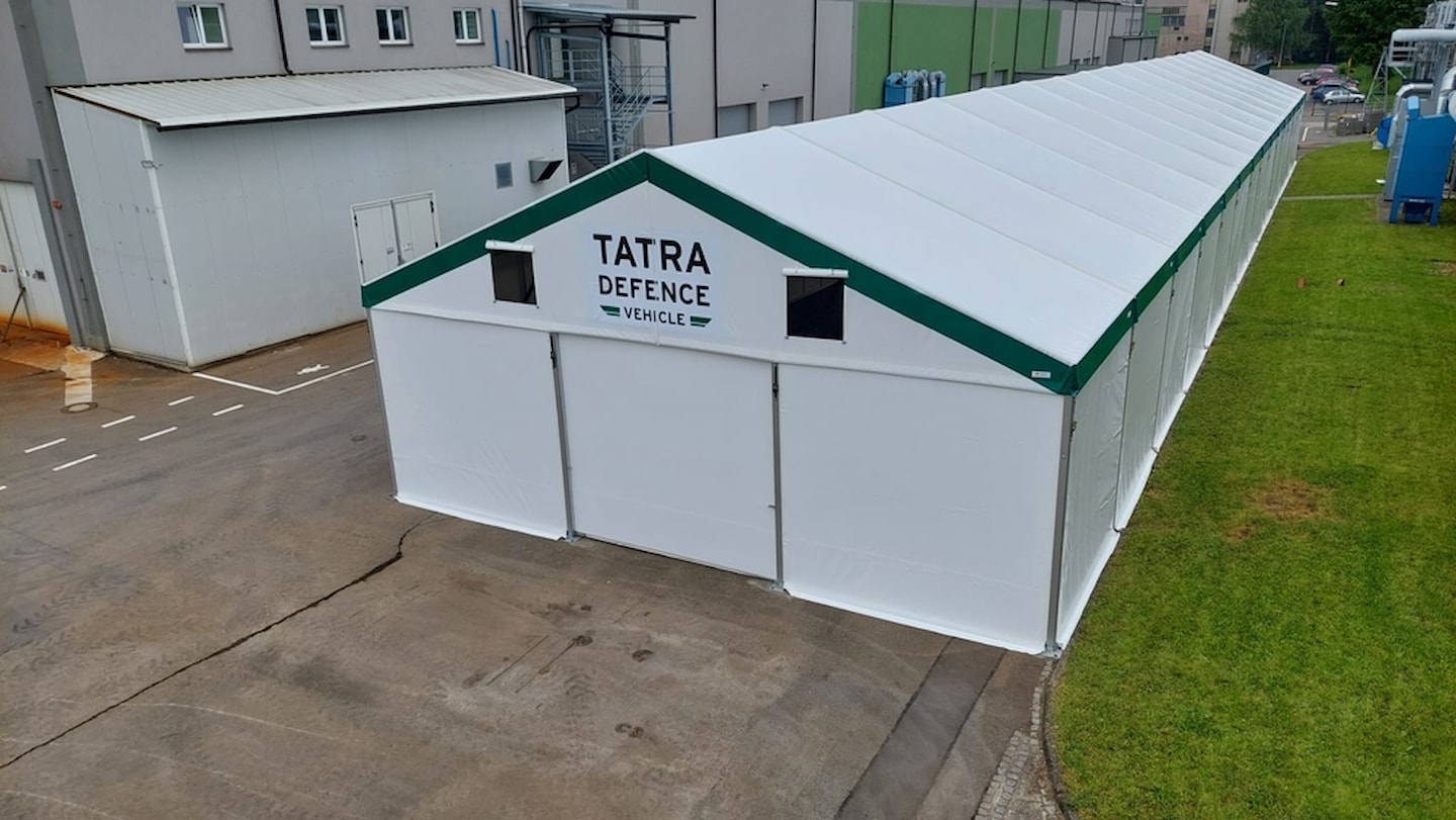 Planehalle in der Rüstungsindustrie