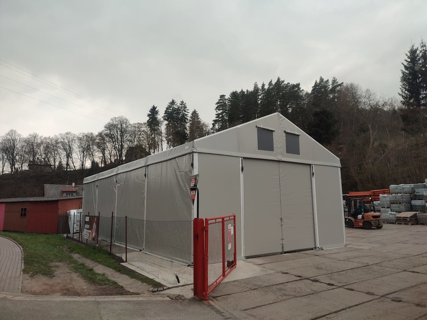 Sivé plachtové obklady