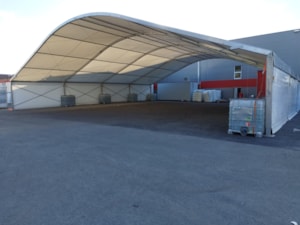 Open-sided shelter for temporary roofing – assembly area by the hall