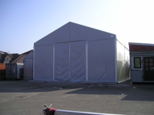 Temporary hall with a large front entrance – mobile roofing for construction works