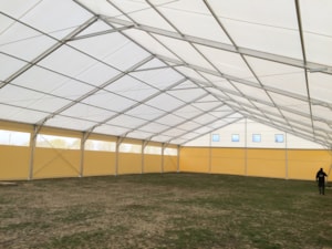 Interiér jezdecké haly – žluté boční stěny, travnatý povrch