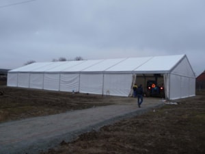 Jezdecká hala – boční pohled, otevřený štít s vjezdem (technika uvnitř)