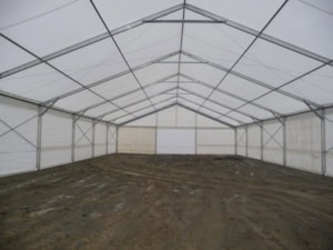 Interiér jezdecké haly ve výstavbě – prázdný prostor, nezpevněná podlaha
