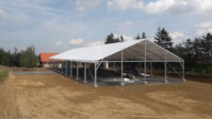 Otevřená jezdecká hala – zastřešení jízdárny s volnými boky