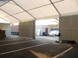 Široký vjezd do haly s pevnými boky – otevřená vrata pro techniku