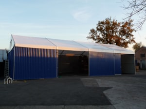 Modrá hala s pevnými boky – čelní otevřený vjezd, manipulace v areálu
