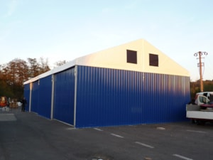 Hala s modrými pevnými boky – boční pohled, sedlový štít s okny