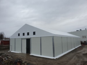 Bílá hala s pevnými boky – boční pohled, štítová okna a vstup