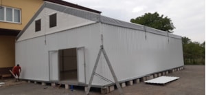 Montáž haly s pevnými boky – čelní otvor, konstrukce a opláštění ve výstavbě