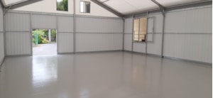 Interiér haly s pevnými boky – čistá podlaha a boční vstup, volný prostor